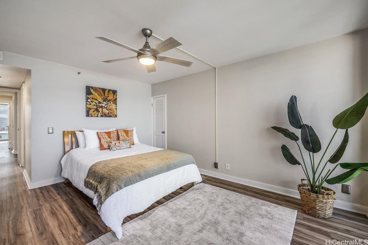 One Waterfront Tower condo # Makai 2504, Honolulu, Hawaii - photo 15 of 18