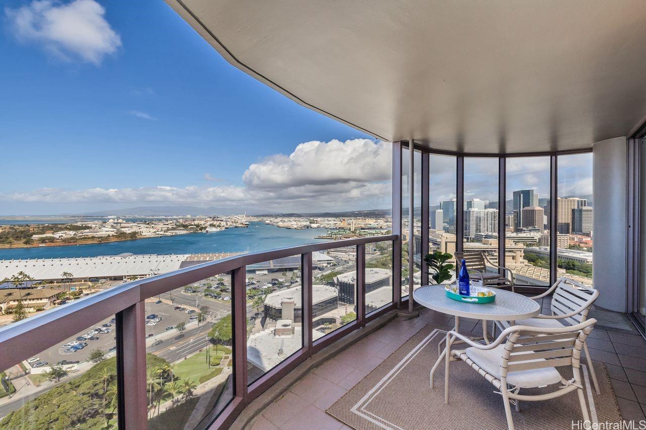 One Waterfront Tower condo # Makai 2504, Honolulu, Hawaii - photo 17 of 18