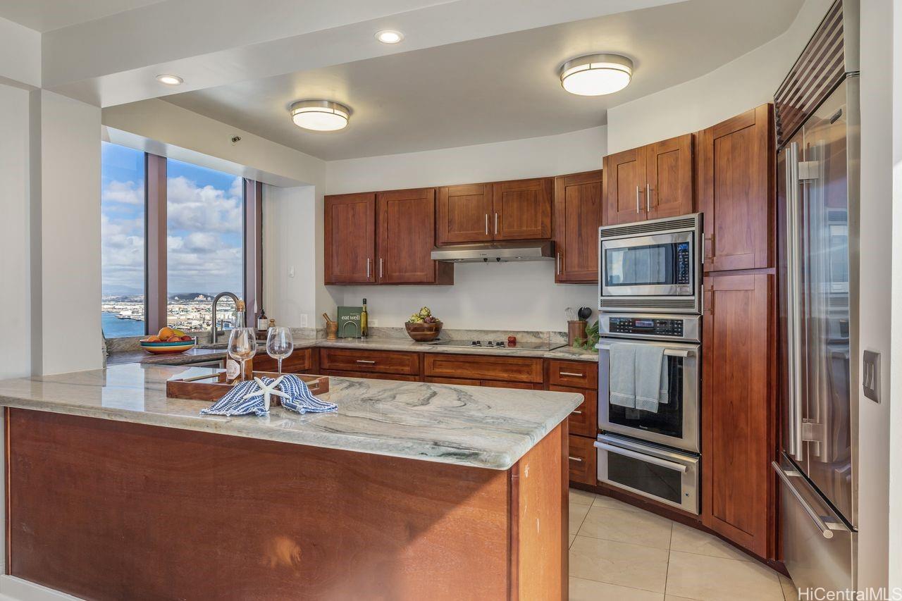 One Waterfront Tower condo # Makai 2504, Honolulu, Hawaii - photo 7 of 18