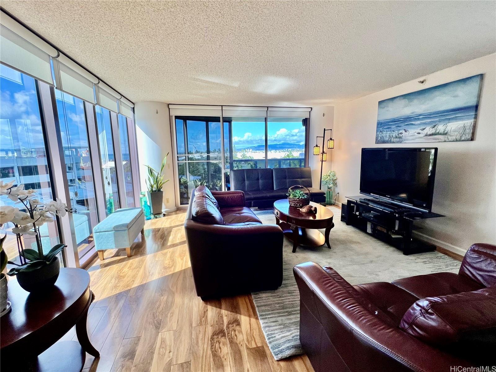 One Waterfront Tower condo # Makai/601, Honolulu, Hawaii - photo 4 of 25