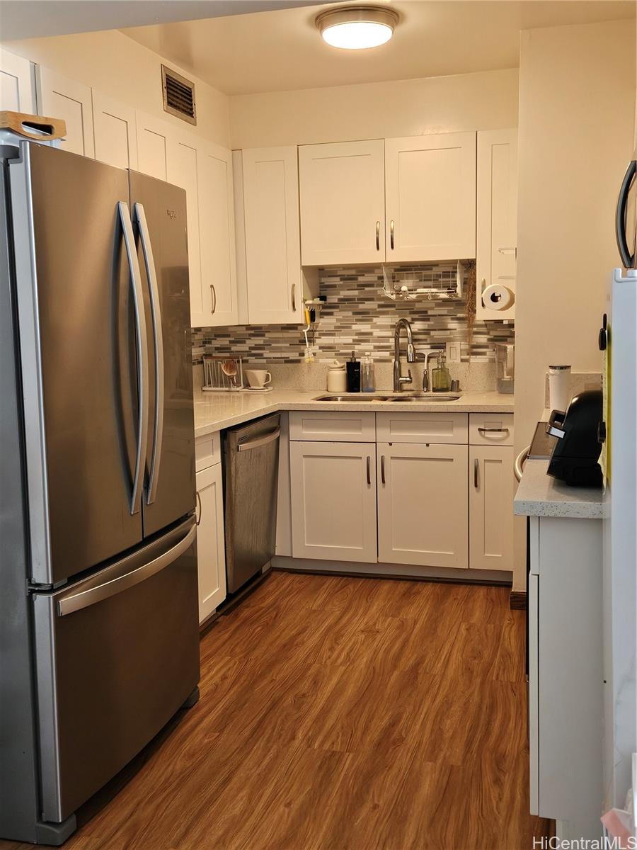 Sunset Towers condo # 1001, Honolulu, Hawaii - photo 5 of 11