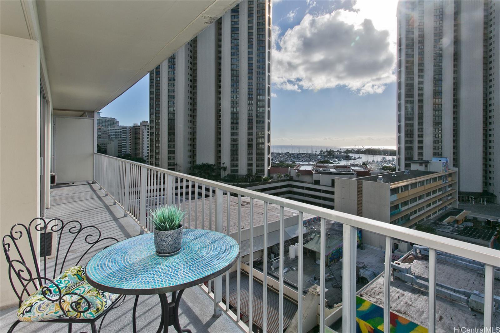 Sunset Towers condo # 1007, Honolulu, Hawaii - photo 3 of 20