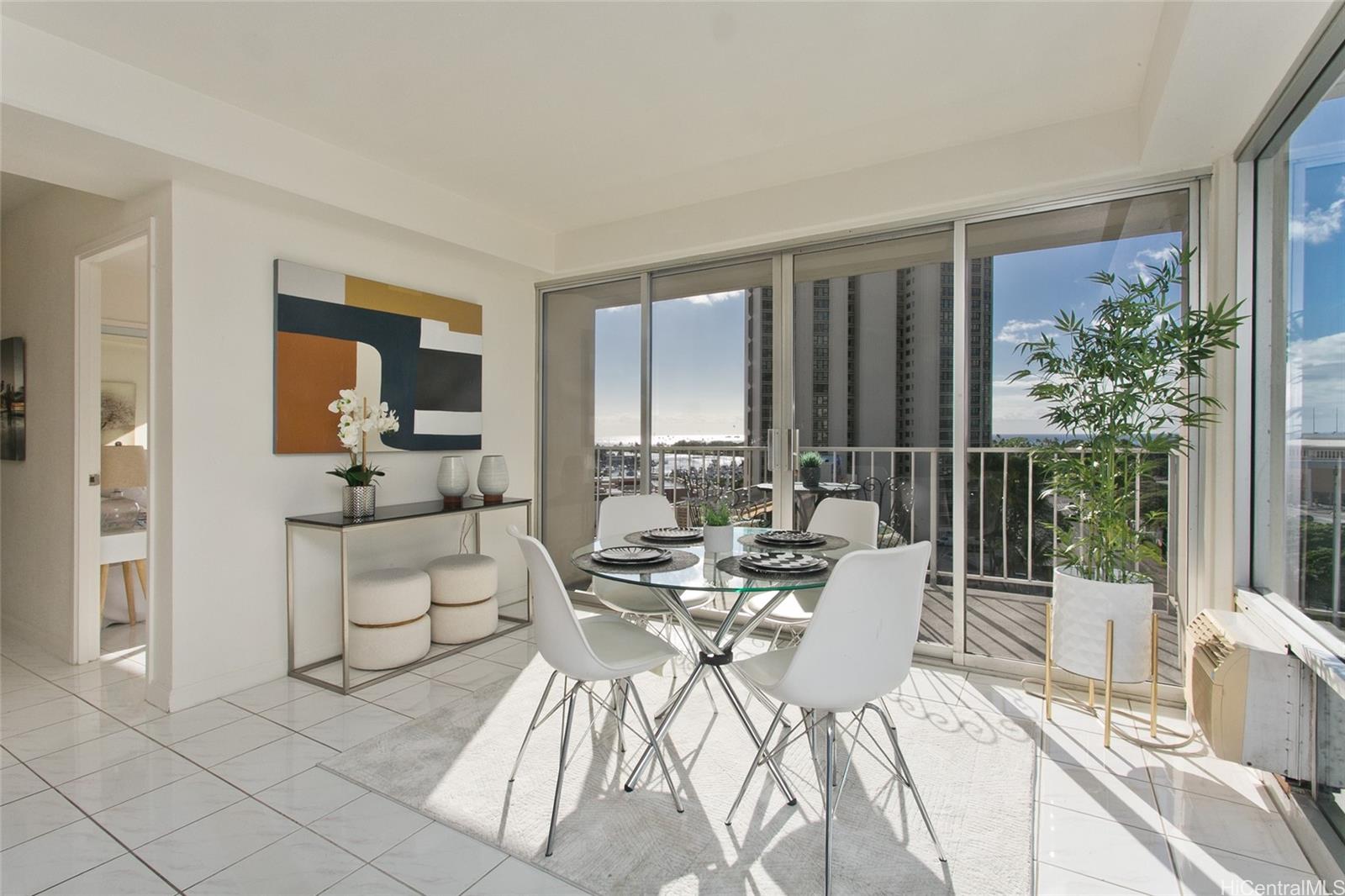 Sunset Towers condo # 1007, Honolulu, Hawaii - photo 4 of 20