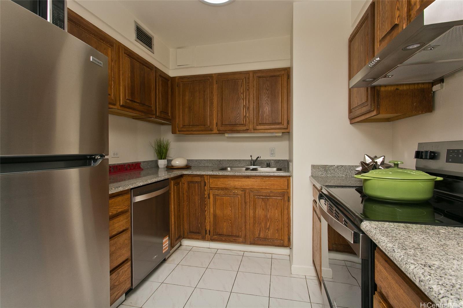 Sunset Towers condo # 1007, Honolulu, Hawaii - photo 10 of 20