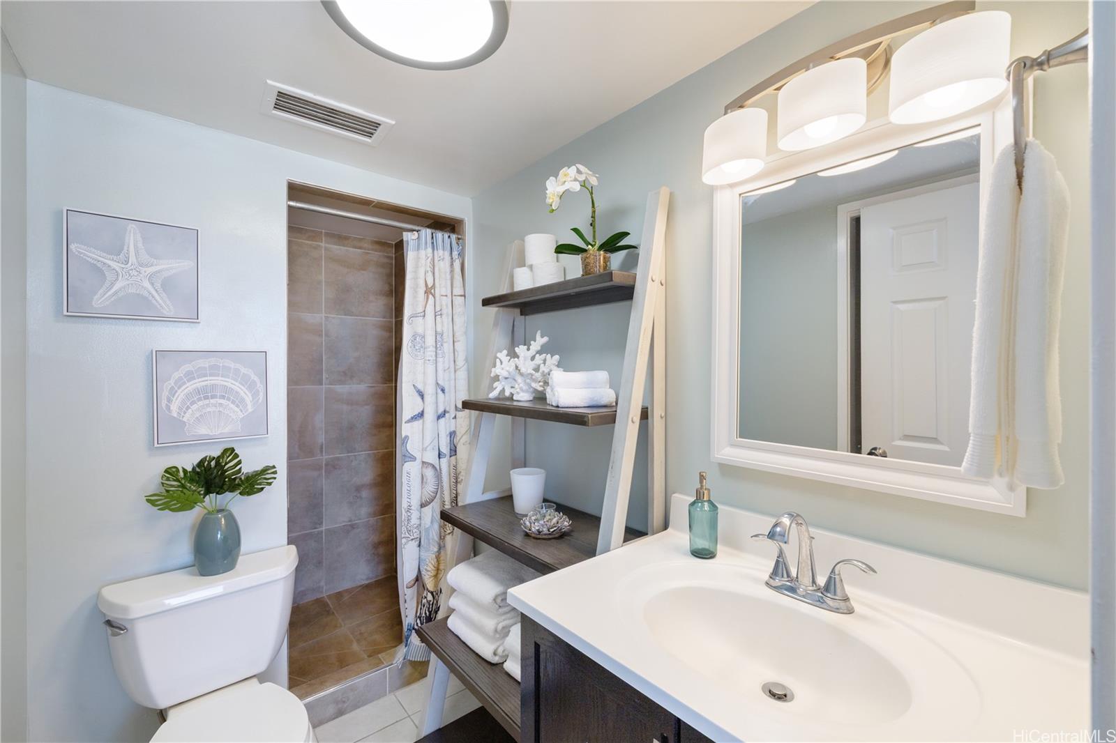 Sunset Towers condo # 1903, Honolulu, Hawaii - photo 11 of 18