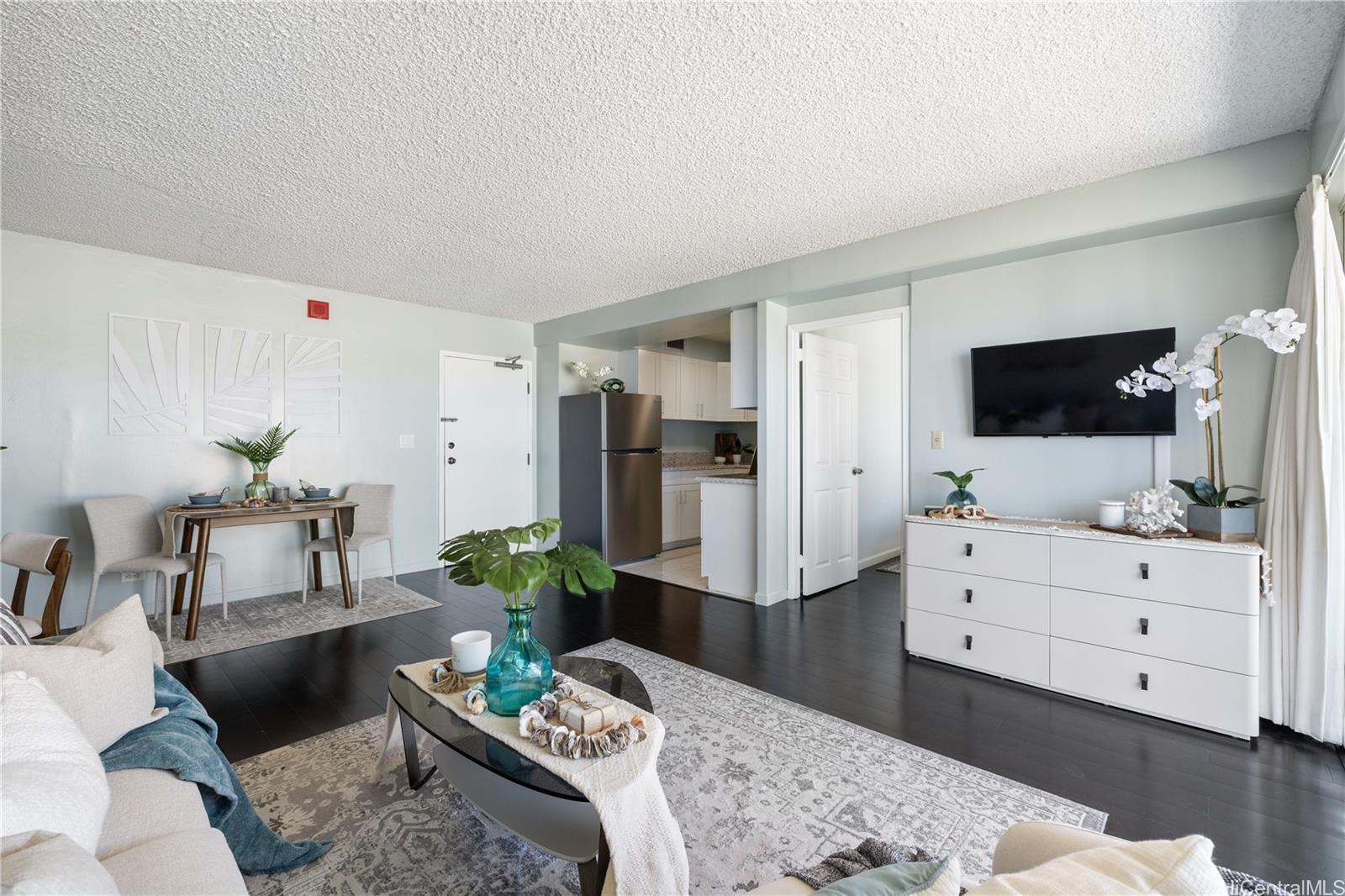 Sunset Towers condo # 1903, Honolulu, Hawaii - photo 4 of 18