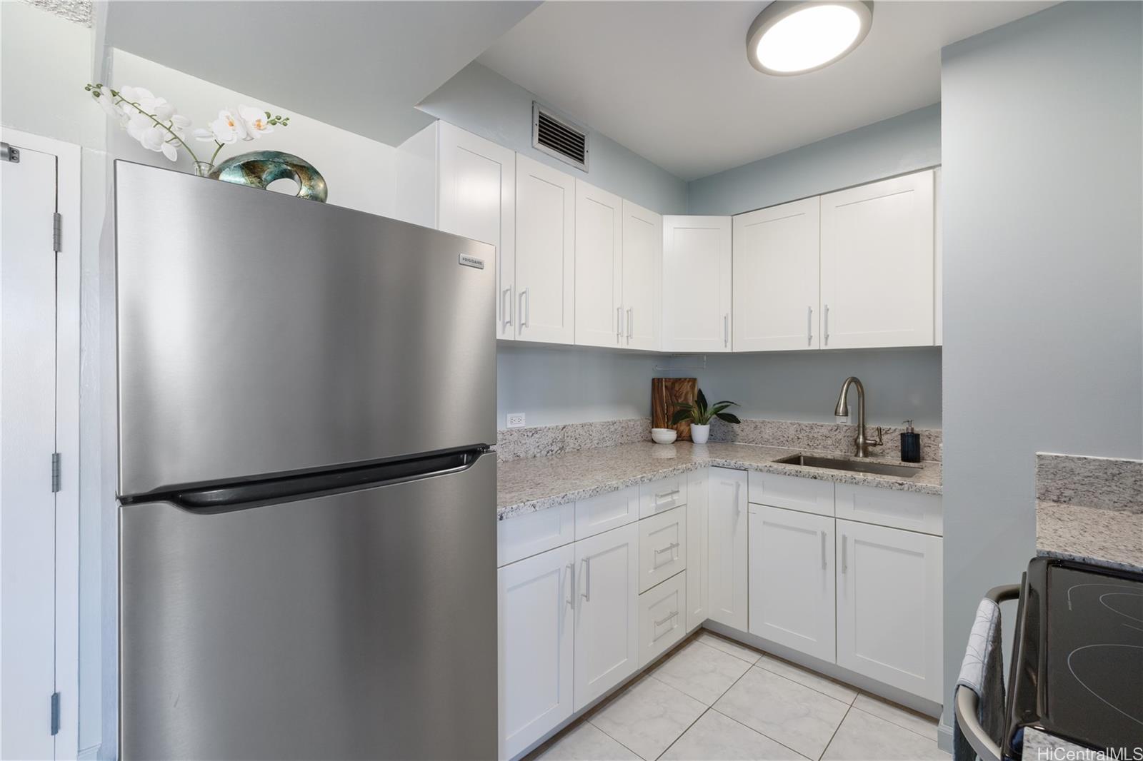 Sunset Towers condo # 1903, Honolulu, Hawaii - photo 5 of 18