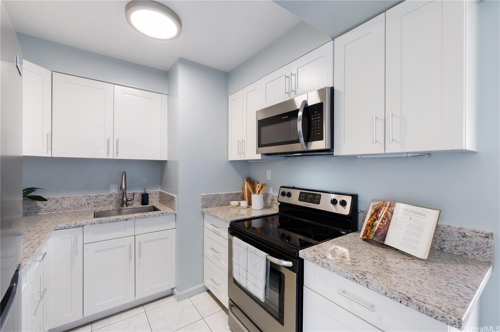 Sunset Towers condo # 1903, Honolulu, Hawaii - photo 6 of 18