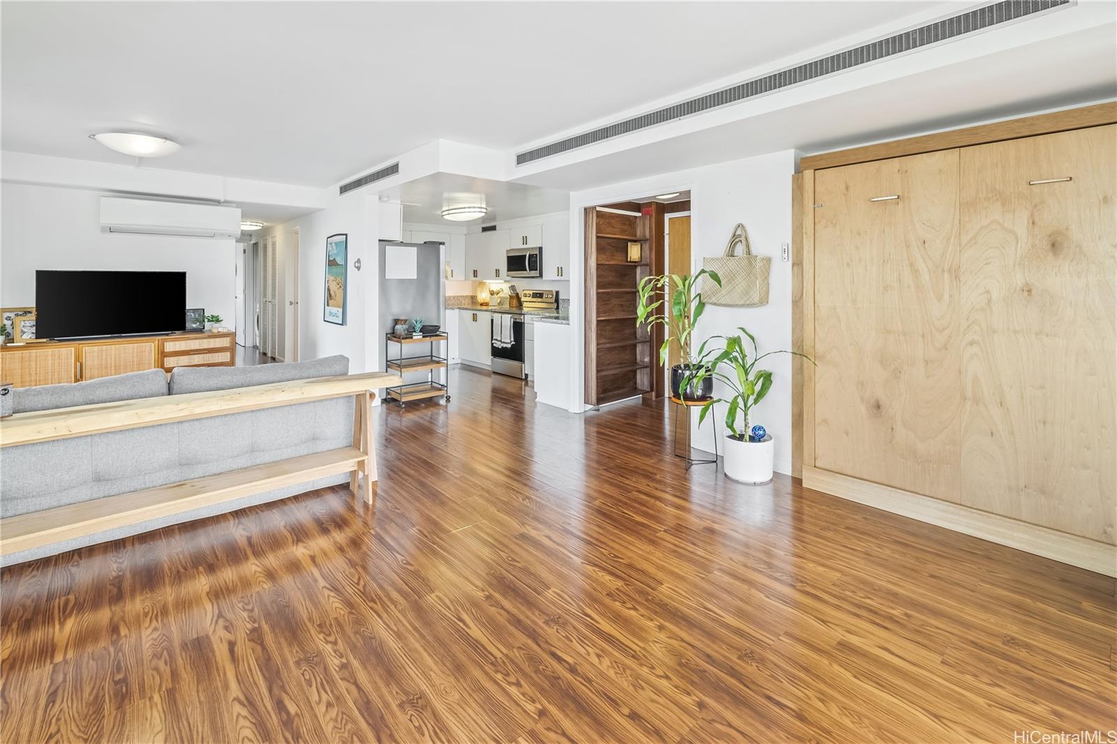 Sunset Towers condo # 2004, Honolulu, Hawaii - photo 11 of 25