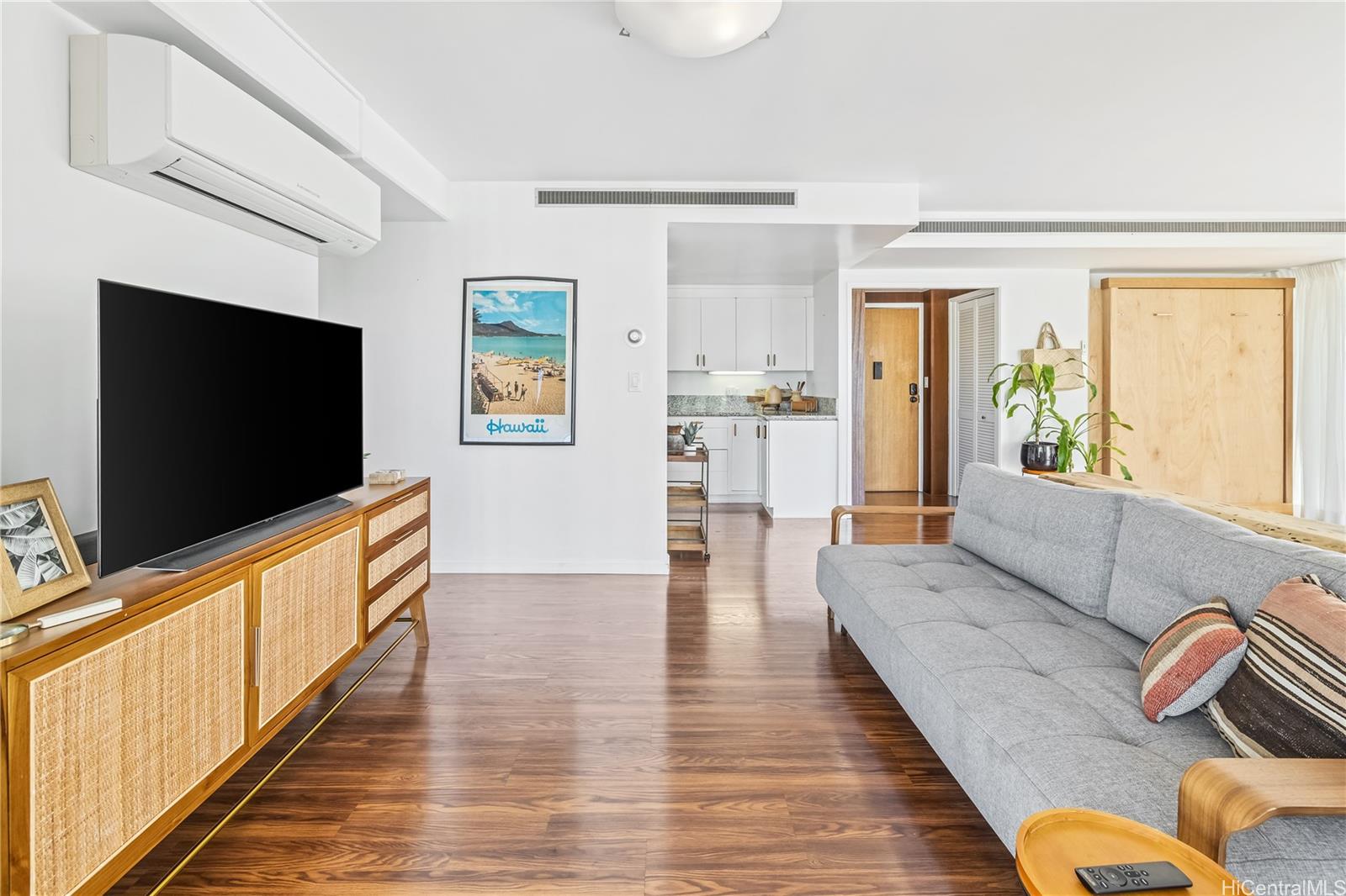 Sunset Towers condo # 2004, Honolulu, Hawaii - photo 13 of 25