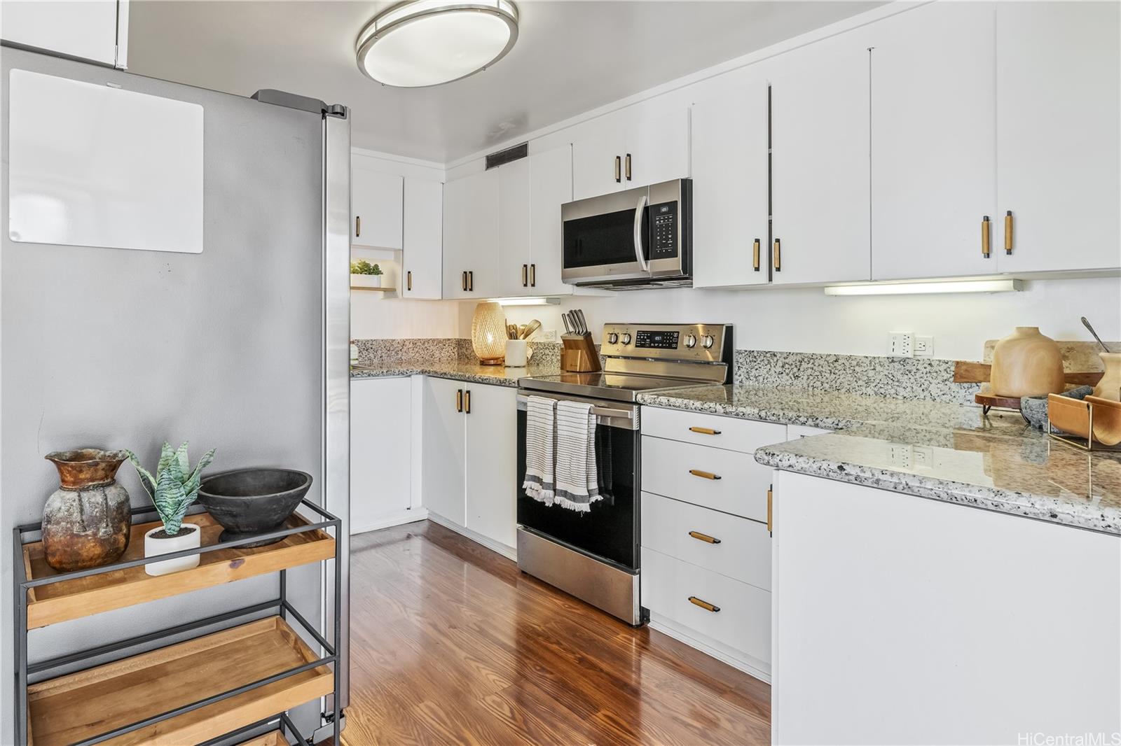 Sunset Towers condo # 2004, Honolulu, Hawaii - photo 14 of 25