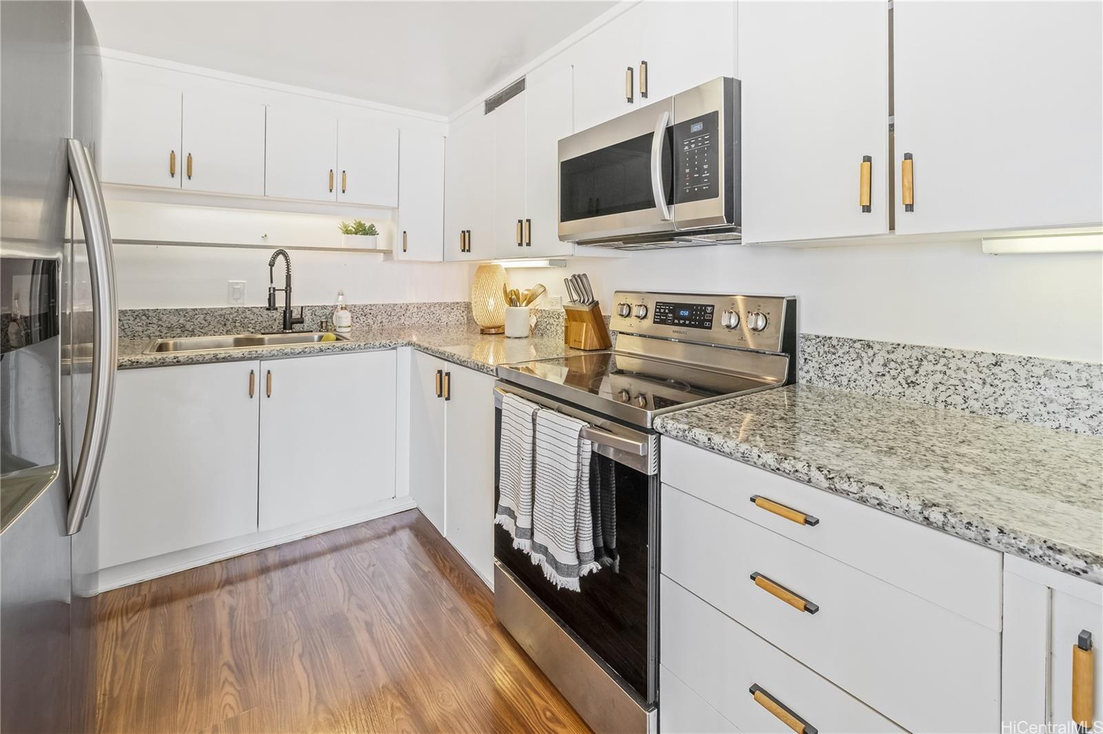 Sunset Towers condo # 2004, Honolulu, Hawaii - photo 15 of 25