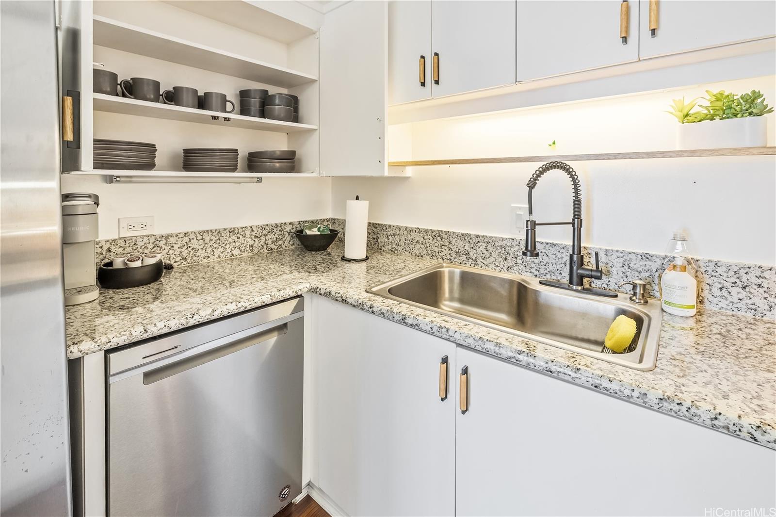 Sunset Towers condo # 2004, Honolulu, Hawaii - photo 16 of 25