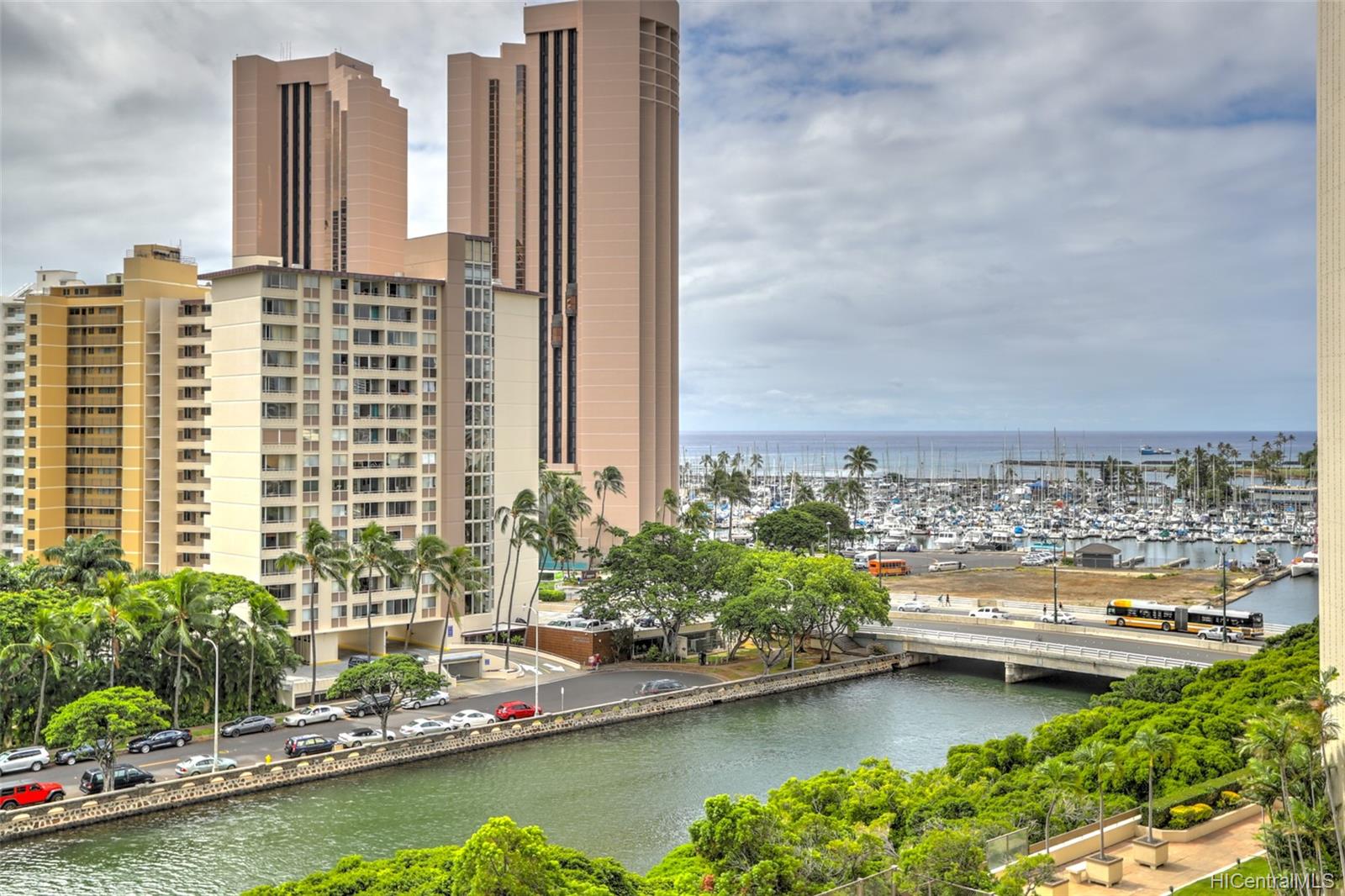 Atkinson Towers Inc condo # 1005, Honolulu, Hawaii - photo 2 of 10
