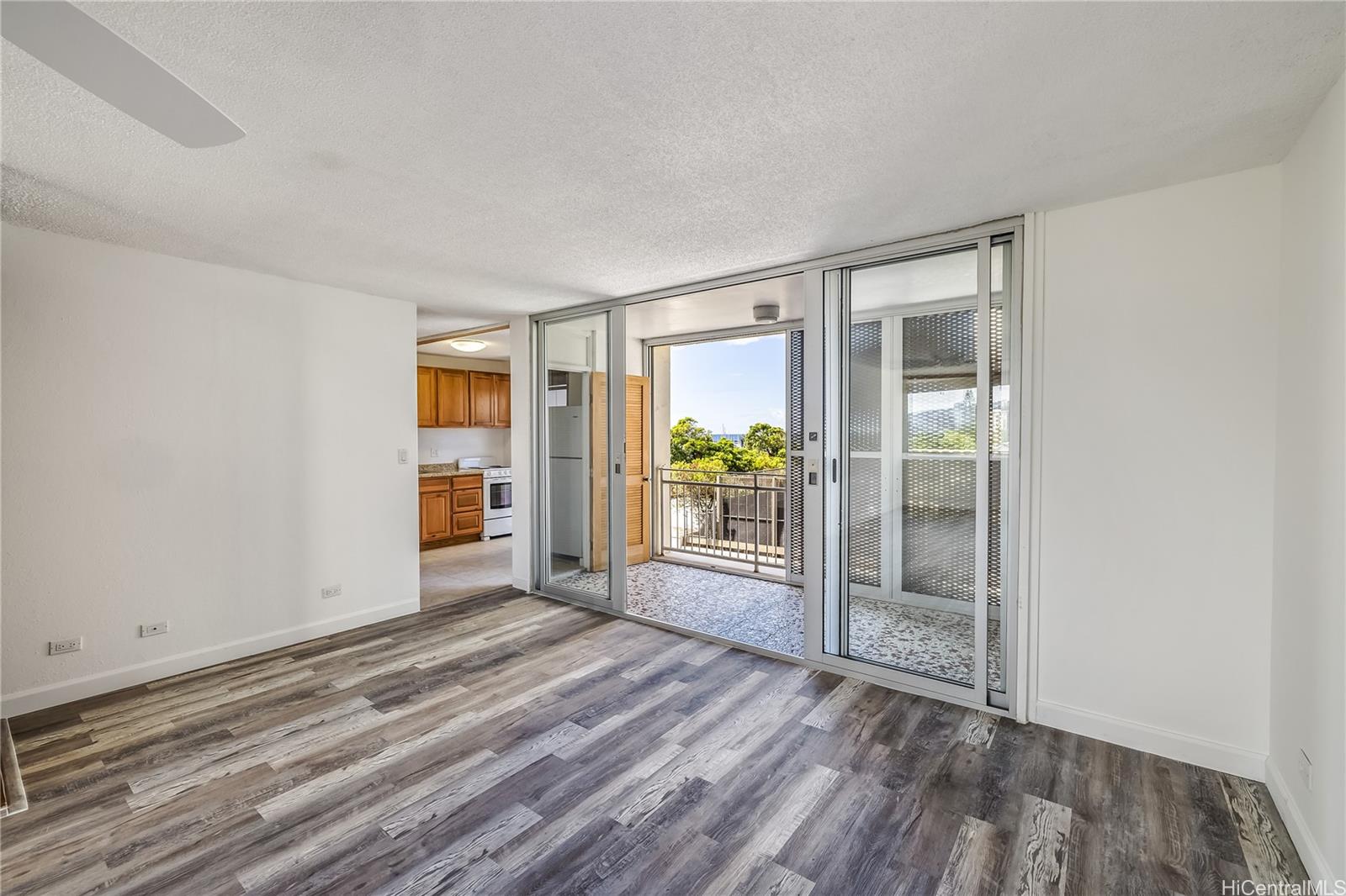 Atkinson Towers Inc condo # 607, Honolulu, Hawaii - photo 3 of 21