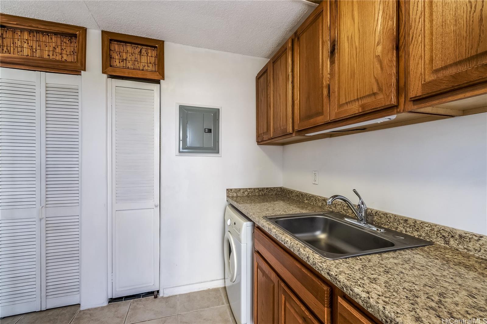 Atkinson Towers Inc condo # 607, Honolulu, Hawaii - photo 8 of 21