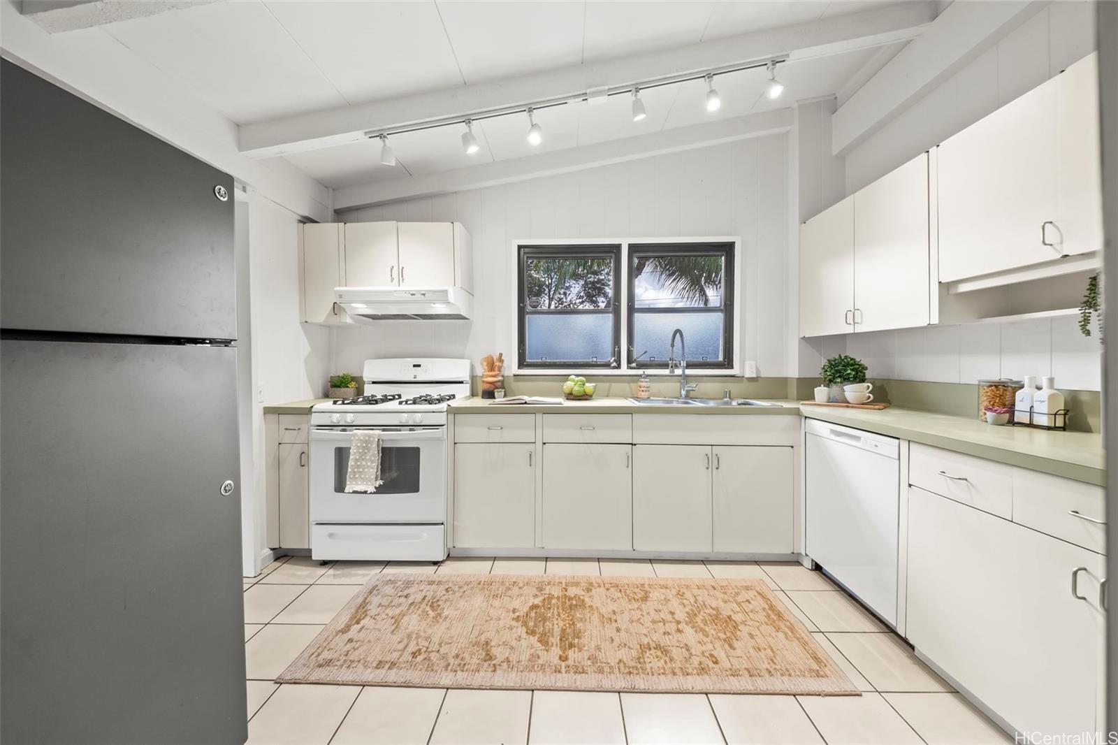 423  Iana Street Enchanted Lake, Kailua home - photo 17 of 22