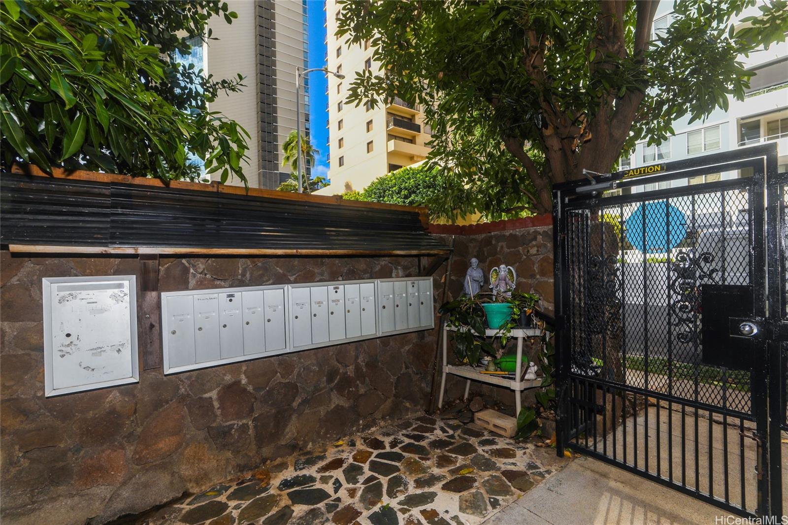 423 Kaiolu St Honolulu - Rental - photo 22 of 25