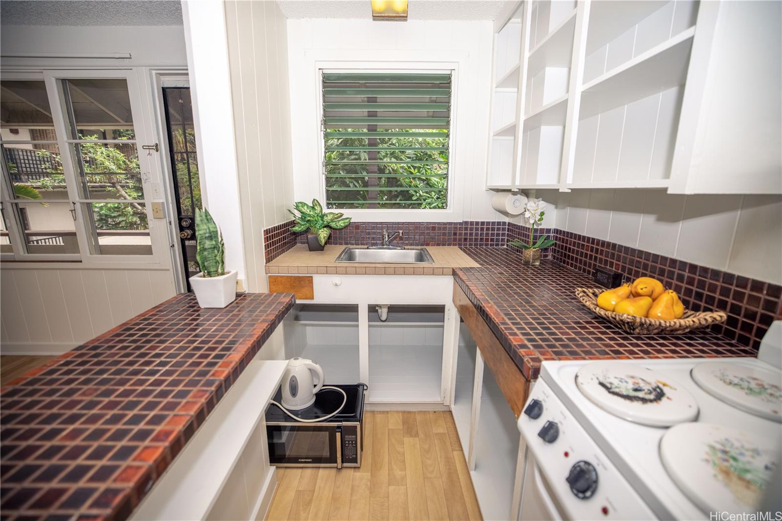 Promenade condo # 207, Honolulu, Hawaii - photo 5 of 14