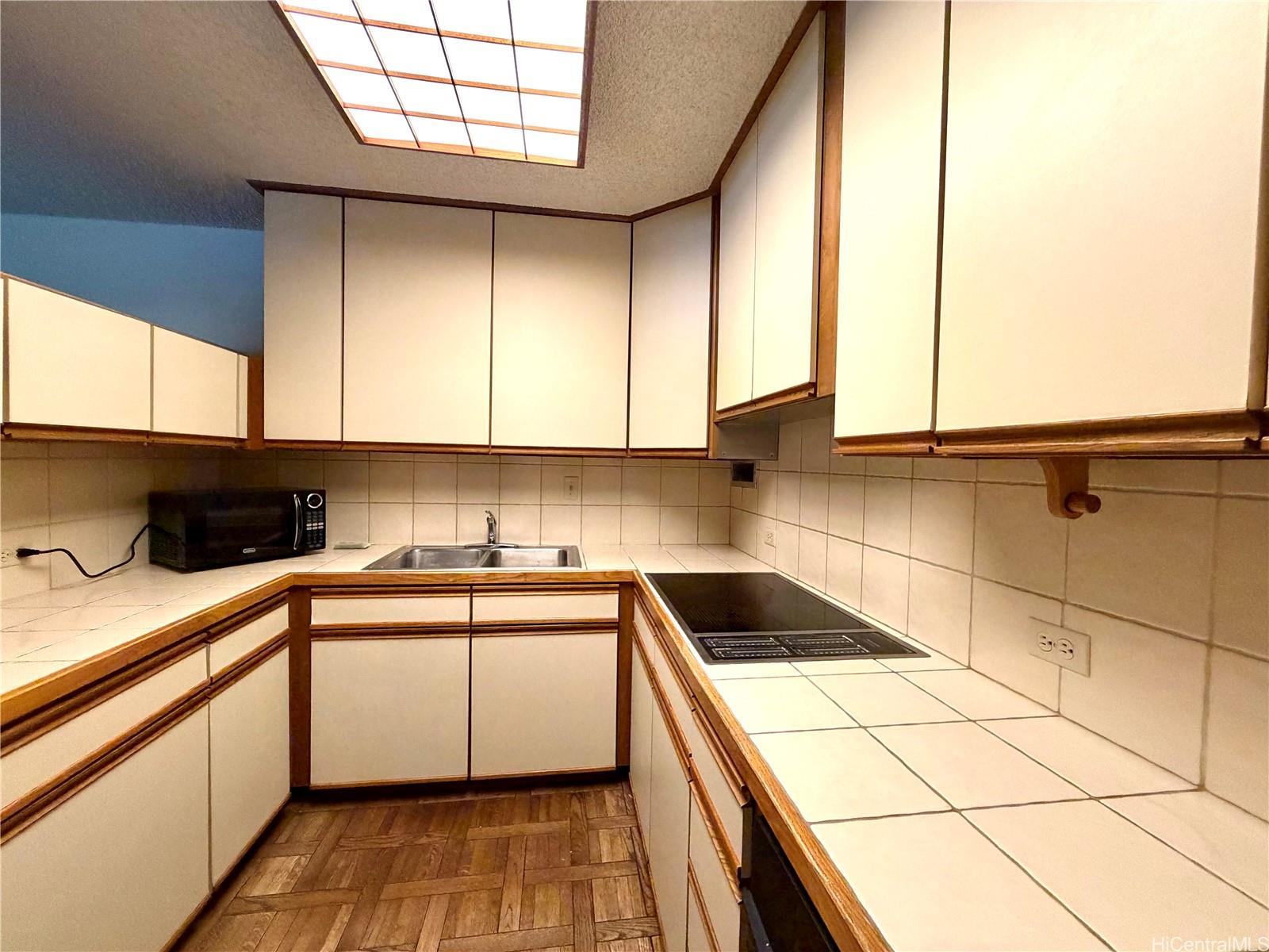 Kalia condo # 206C, Honolulu, Hawaii - photo 4 of 17