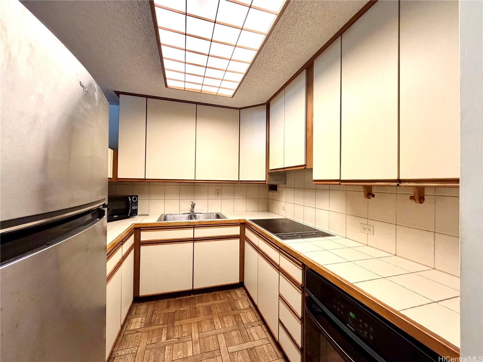 Kalia condo # 206C, Honolulu, Hawaii - photo 5 of 17