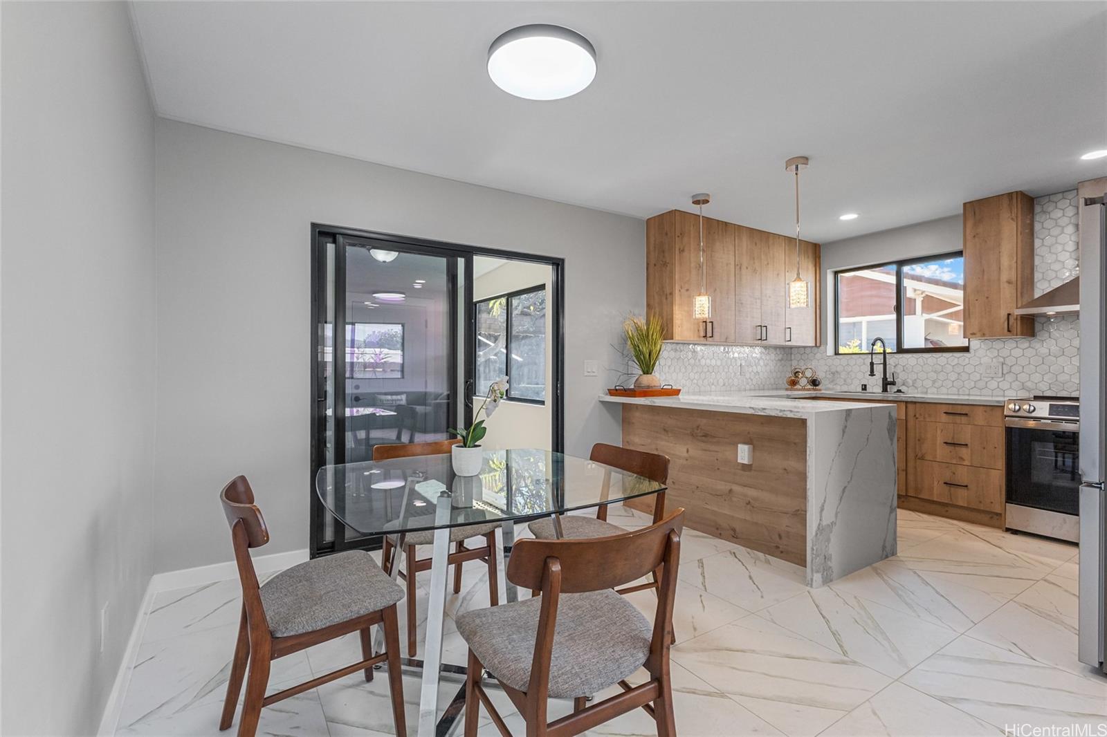 427  Kekupua Street Koko Head Terrace, Hawaii Kai home - photo 5 of 25