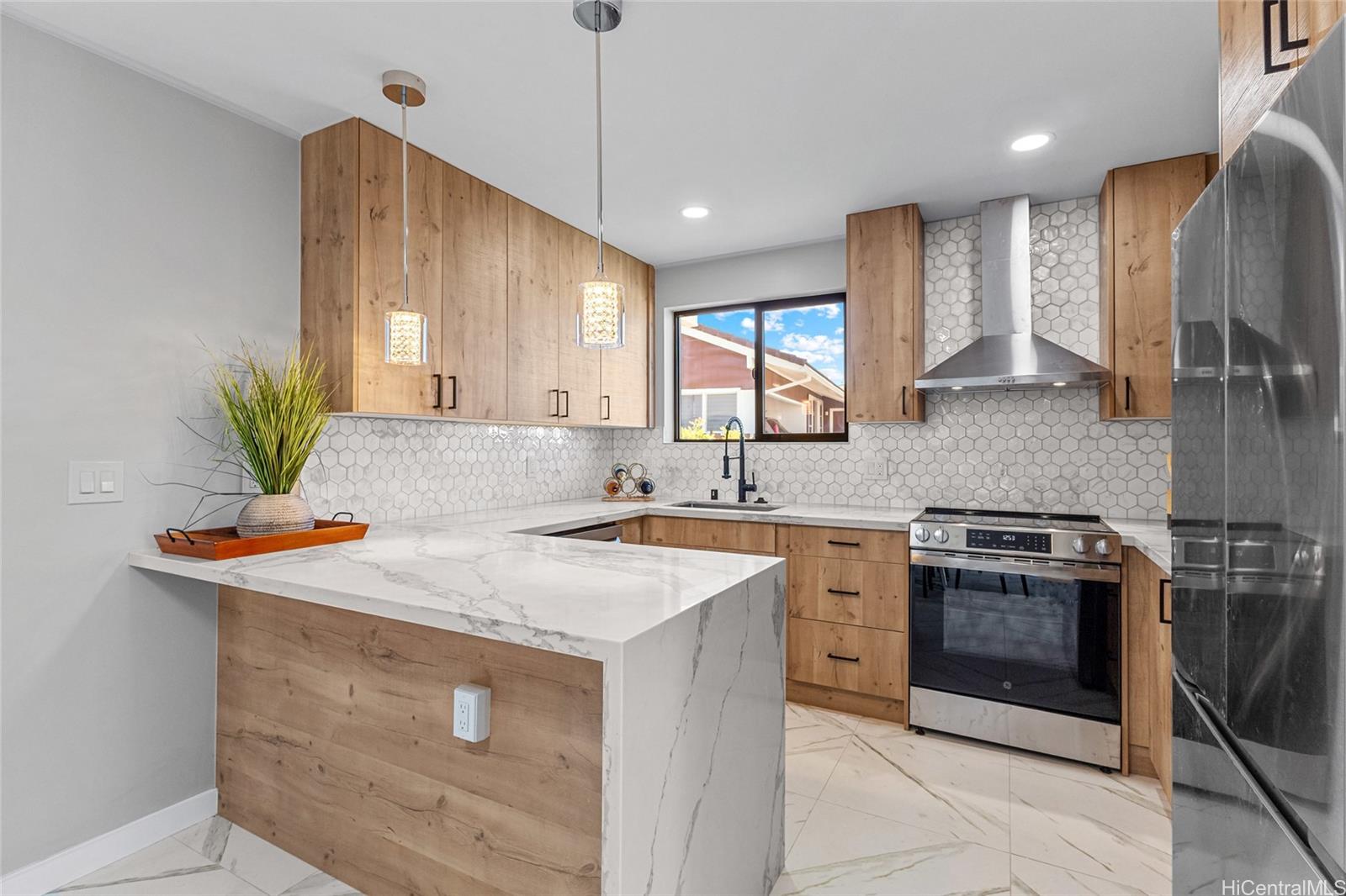 427  Kekupua Street Koko Head Terrace, Hawaii Kai home - photo 7 of 25