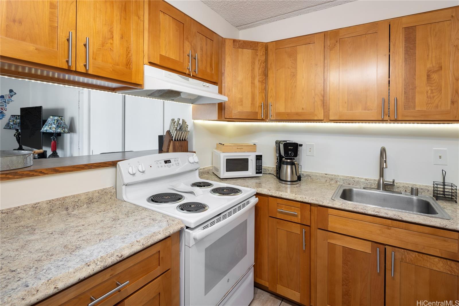 Keoni Ana condo # 1010, Honolulu, Hawaii - photo 2 of 20