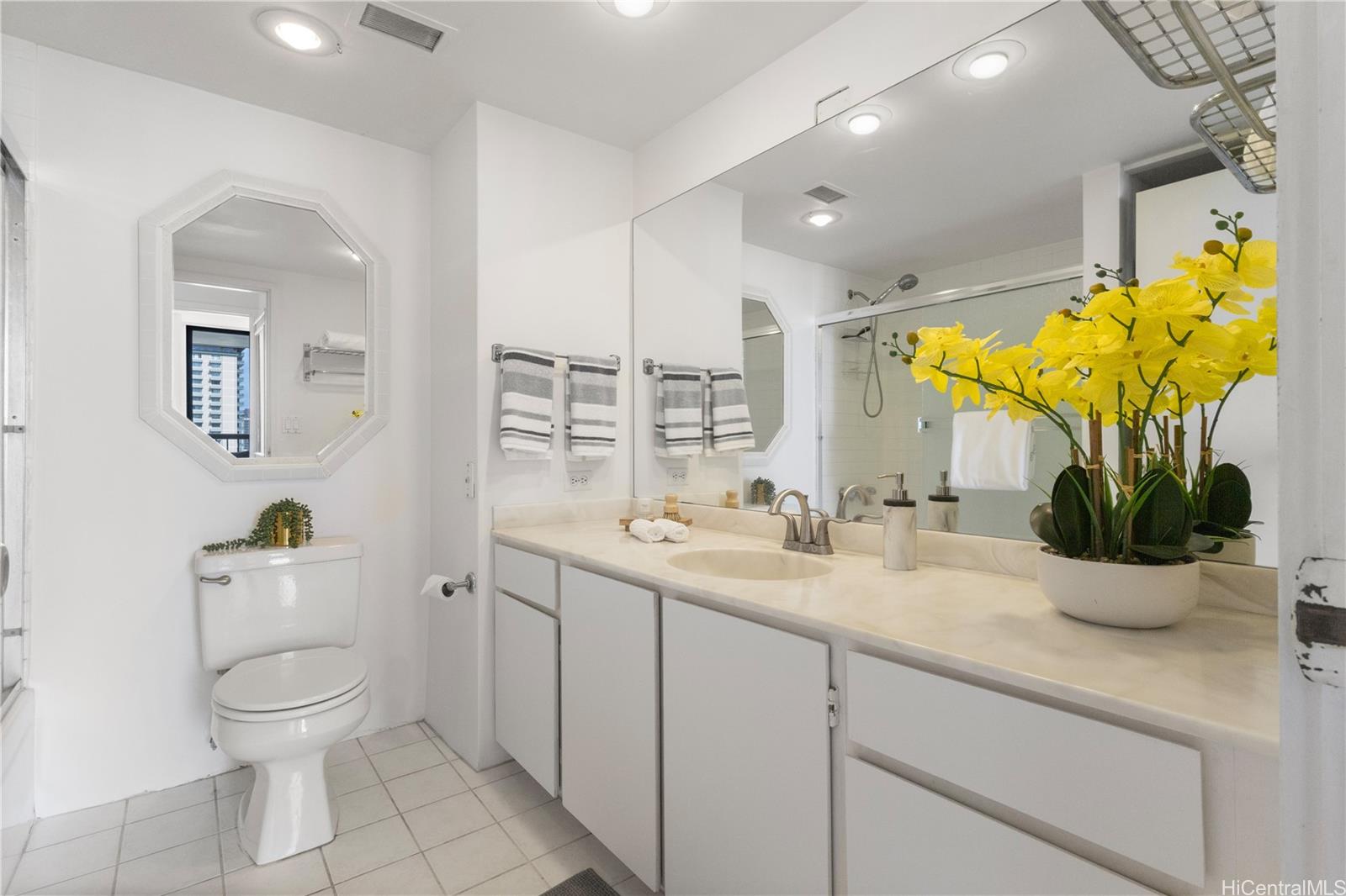 Aloha Towers condo # 2505, Honolulu, Hawaii - photo 12 of 22