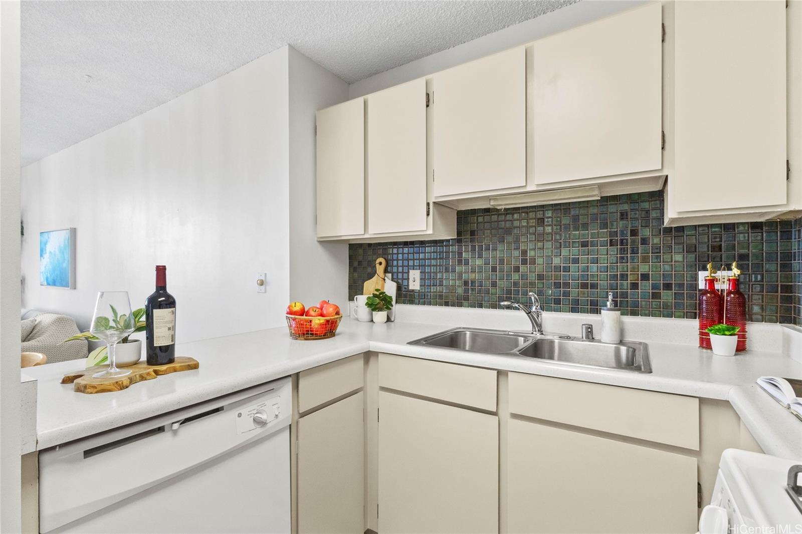 Aloha Towers condo # 2505, Honolulu, Hawaii - photo 14 of 22