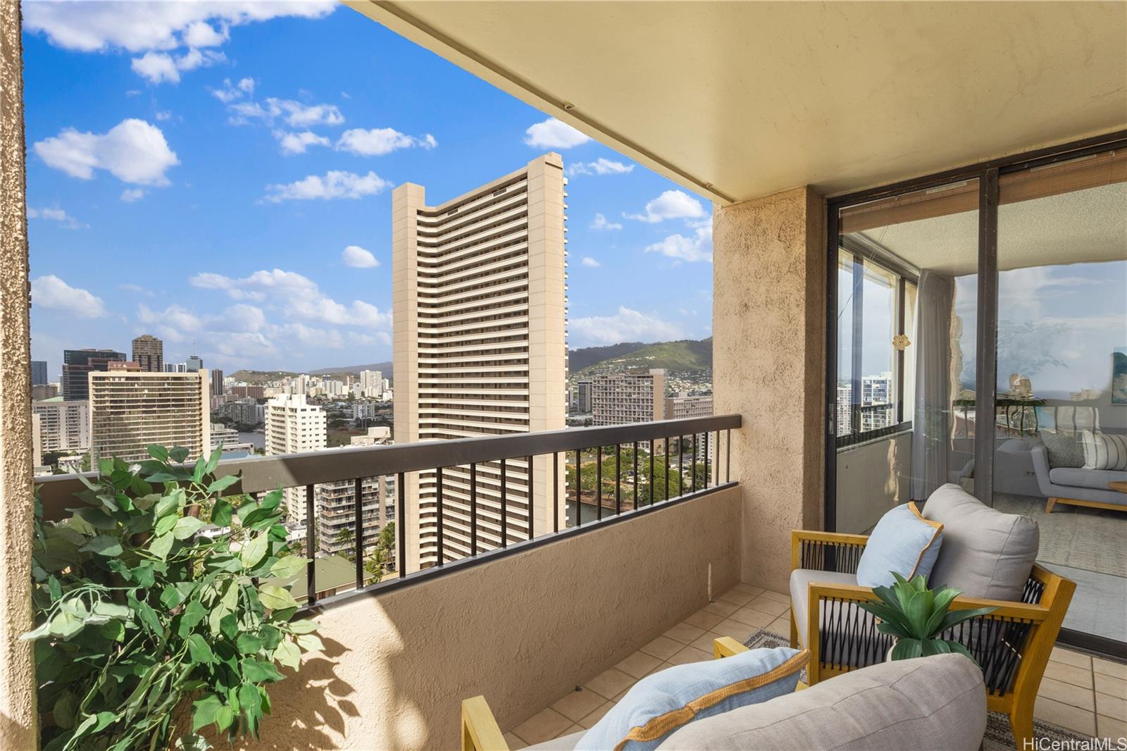 Aloha Towers condo # 2505, Honolulu, Hawaii - photo 5 of 22