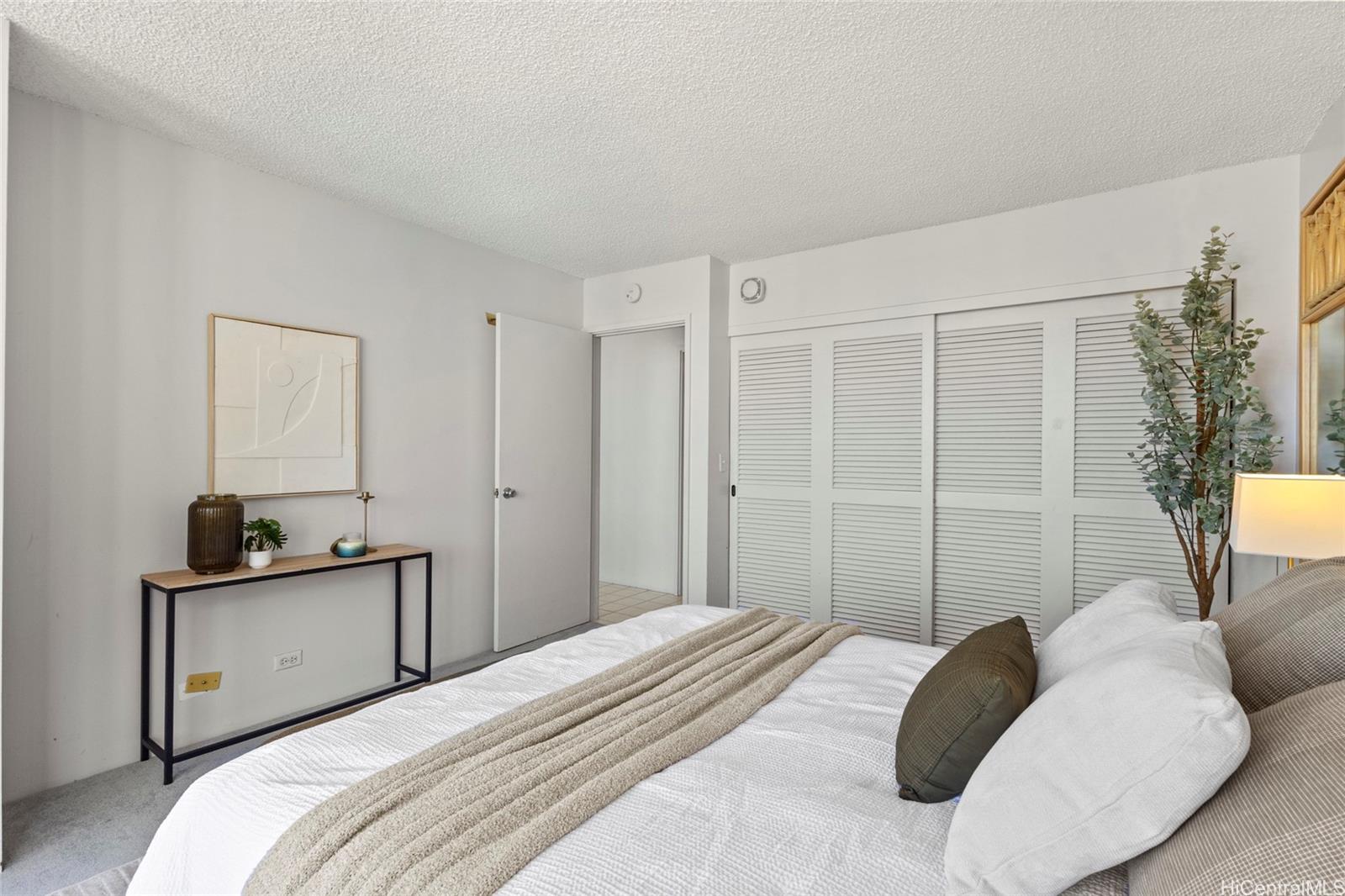 Aloha Towers condo # 2505, Honolulu, Hawaii - photo 7 of 19