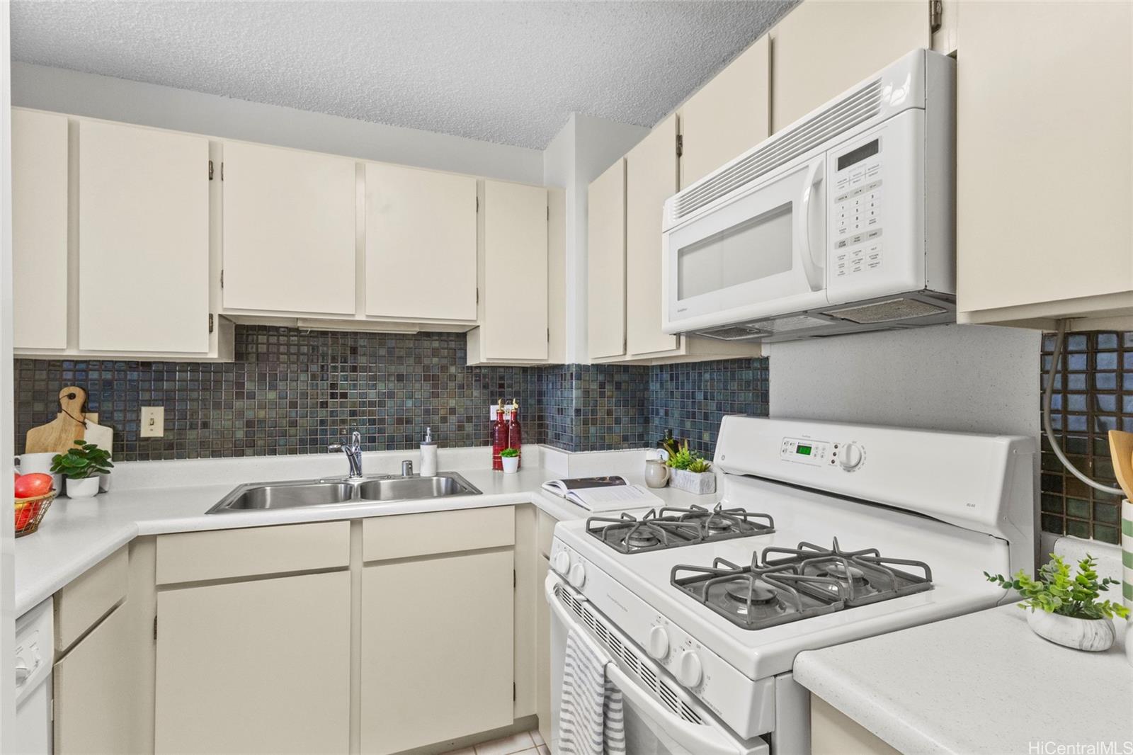 Aloha Towers condo # 2505, Honolulu, Hawaii - photo 10 of 19