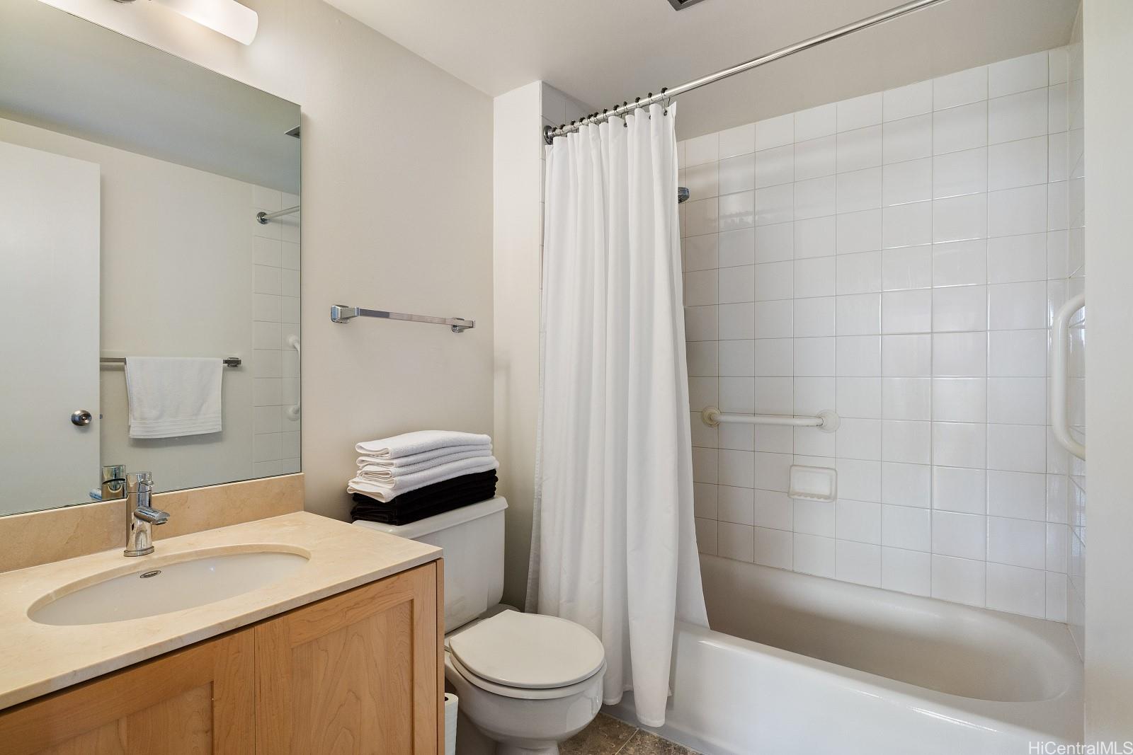 Aloha Towers condo # 2802, Honolulu, Hawaii - photo 15 of 25