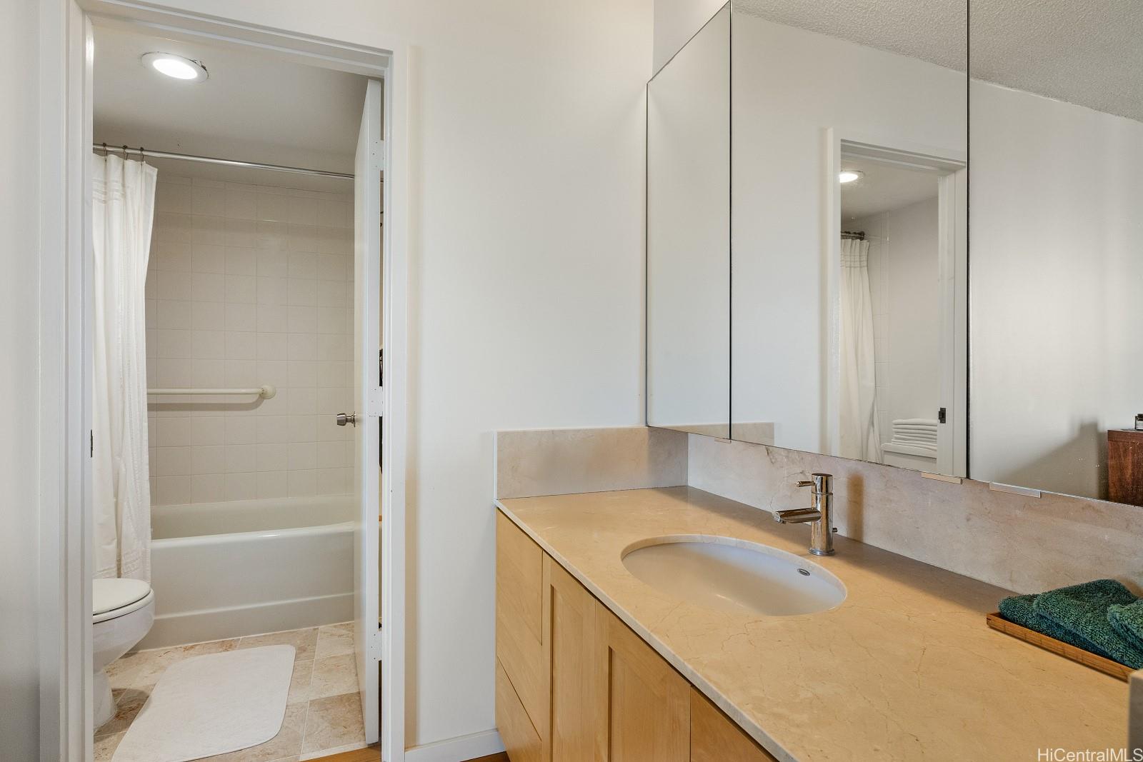 Aloha Towers condo # 2802, Honolulu, Hawaii - photo 8 of 25