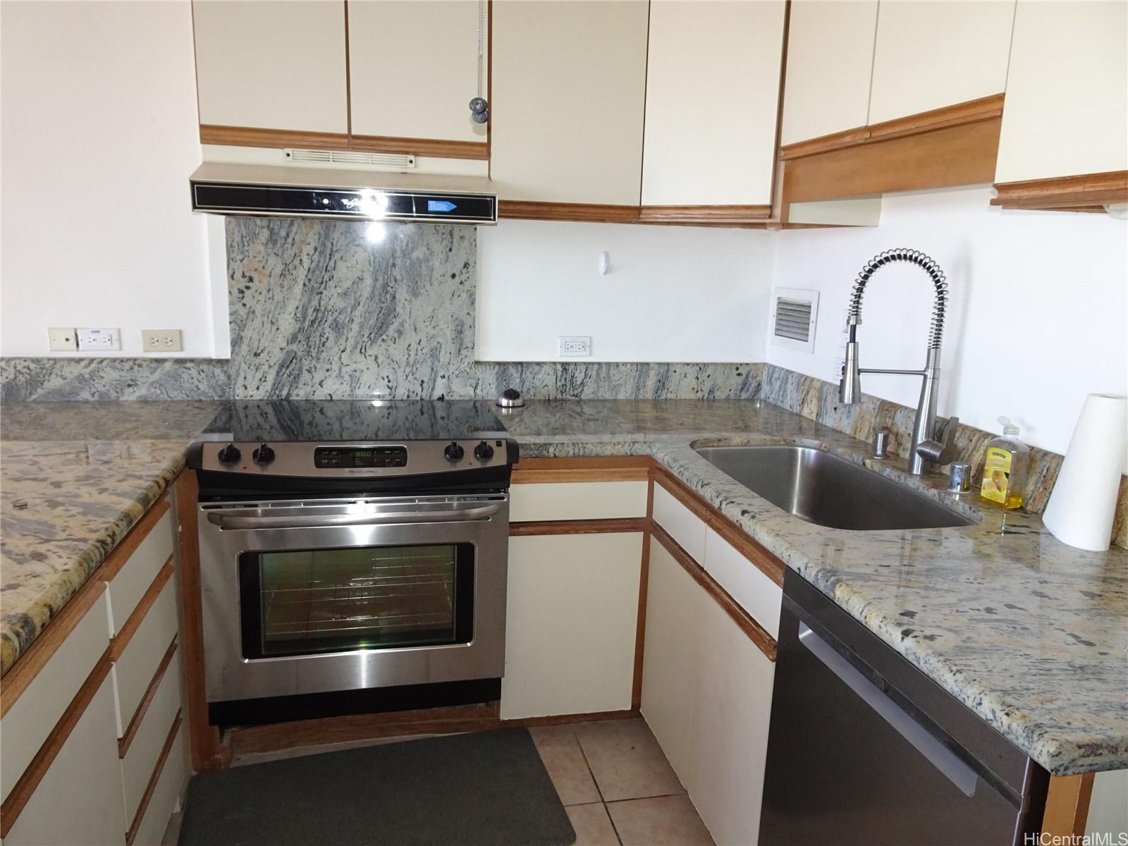 Kahala Towers condo # B1204, Honolulu, Hawaii - photo 4 of 10