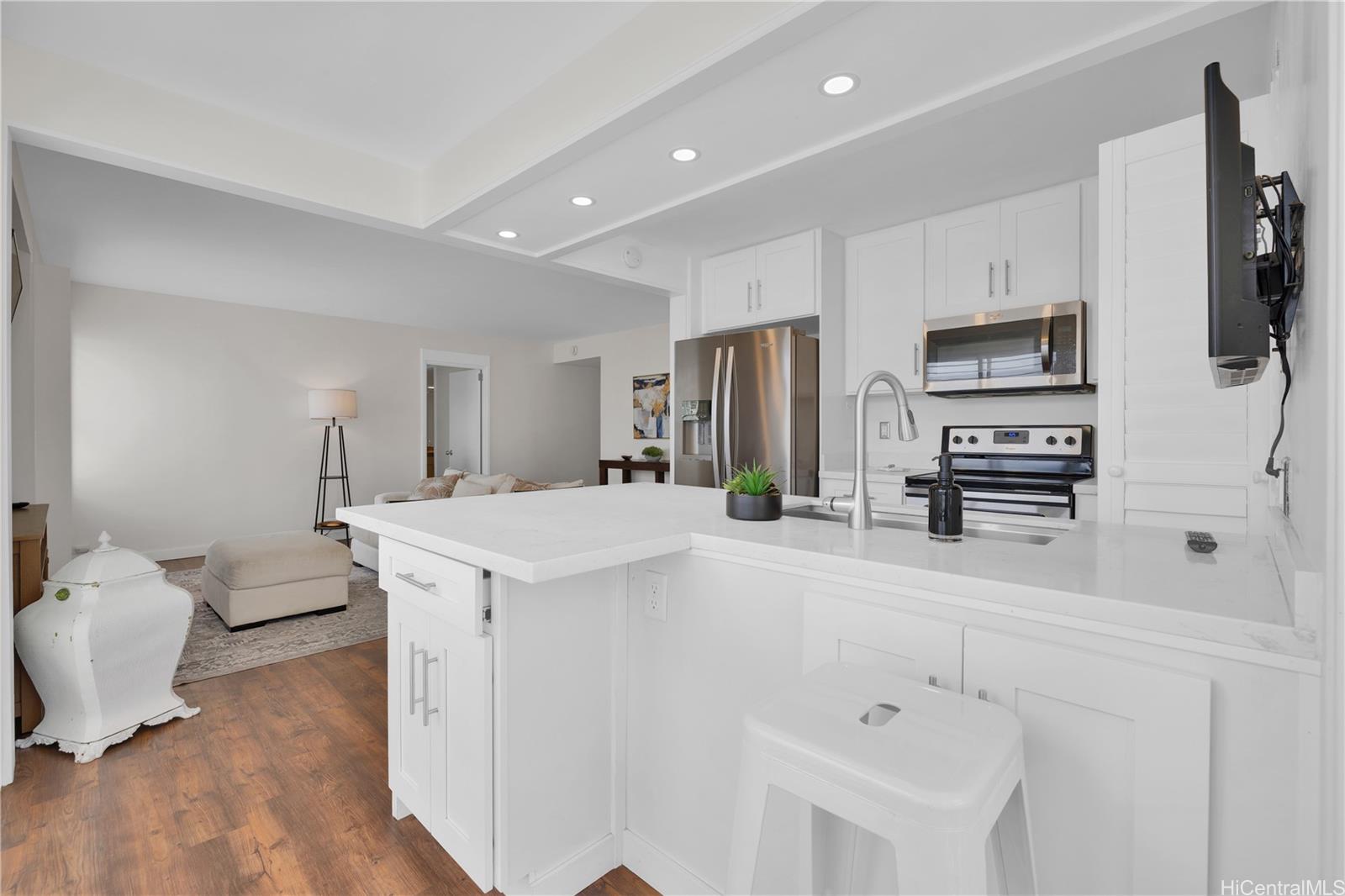 Palms Inc condo # 1301, Honolulu, Hawaii - photo 2 of 24