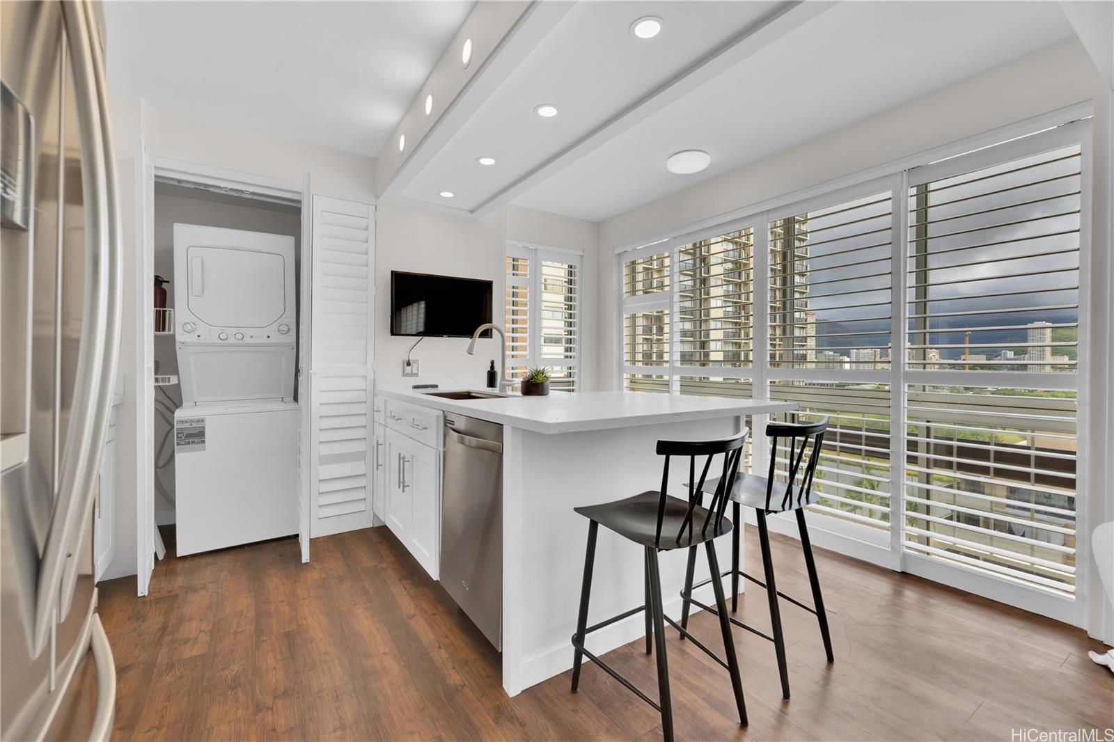 Palms Inc condo # 1301, Honolulu, Hawaii - photo 3 of 24