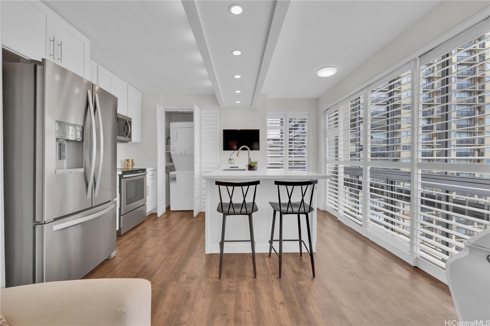 Palms Inc condo # 1301, Honolulu, Hawaii - photo 5 of 24