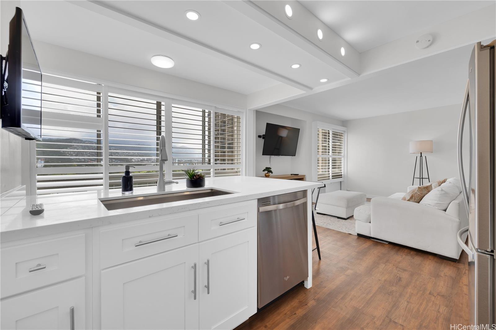 Palms Inc condo # 1301, Honolulu, Hawaii - photo 7 of 24