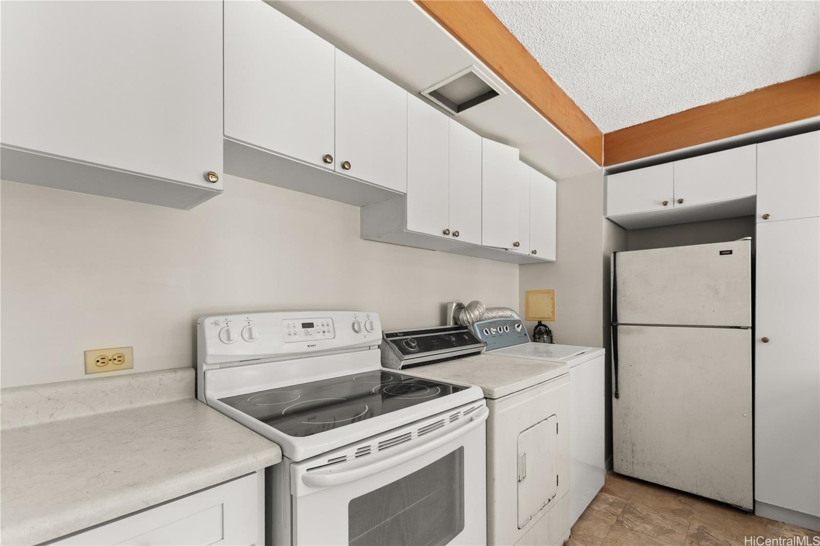 Palms Inc condo # 304, Honolulu, Hawaii - photo 5 of 24