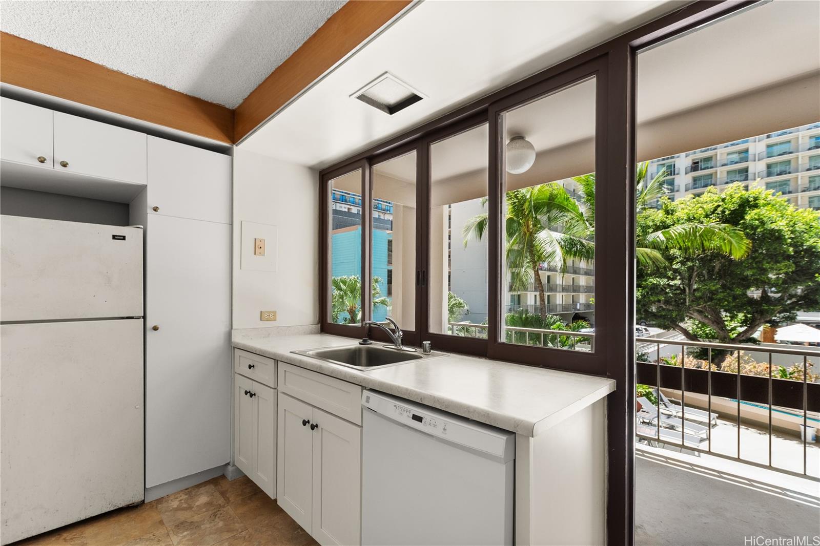 Palms Inc condo # 304, Honolulu, Hawaii - photo 6 of 24