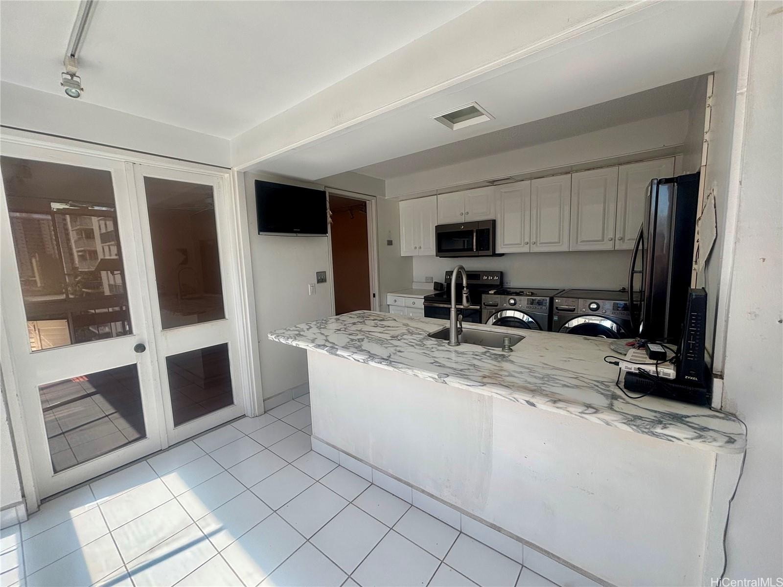 Palms Inc condo # 708, Honolulu, Hawaii - photo 5 of 11