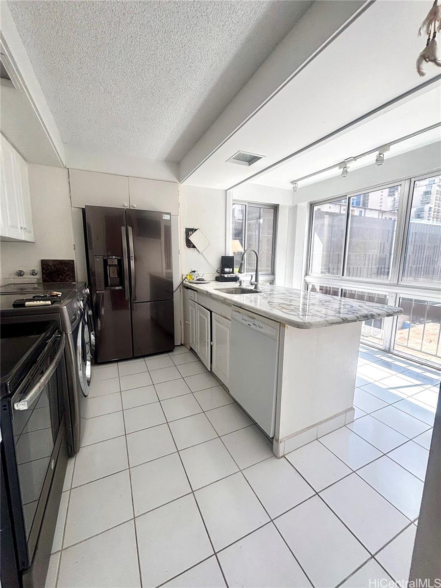 Palms Inc condo # 708, Honolulu, Hawaii - photo 6 of 11