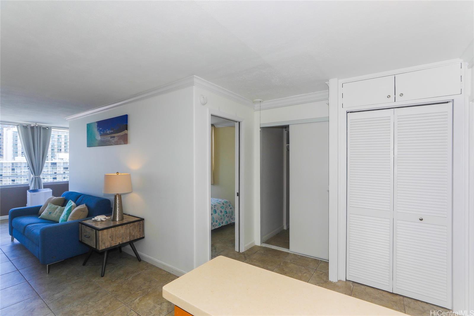Seaside Towers condo # 1001, Honolulu, Hawaii - photo 4 of 14