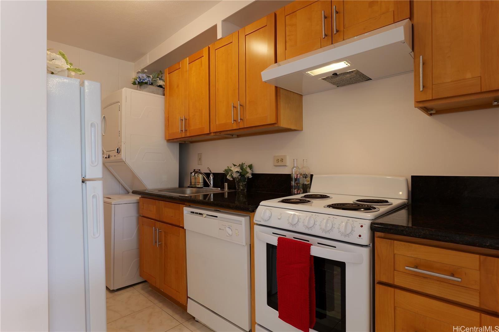 Seaside Towers condo # 404, Honolulu, Hawaii - photo 4 of 18