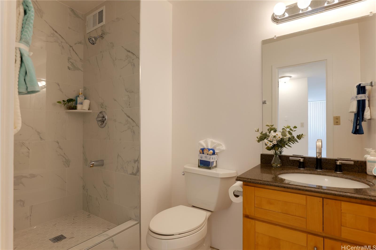 Seaside Towers condo # 404, Honolulu, Hawaii - photo 9 of 18