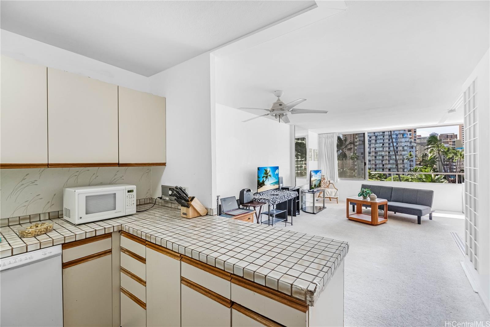 Seaside Towers condo # 504, Honolulu, Hawaii - photo 6 of 22