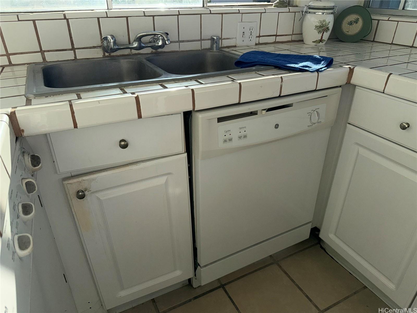 Oahu Surf 2 condo # 705, Honolulu, Hawaii - photo 14 of 20