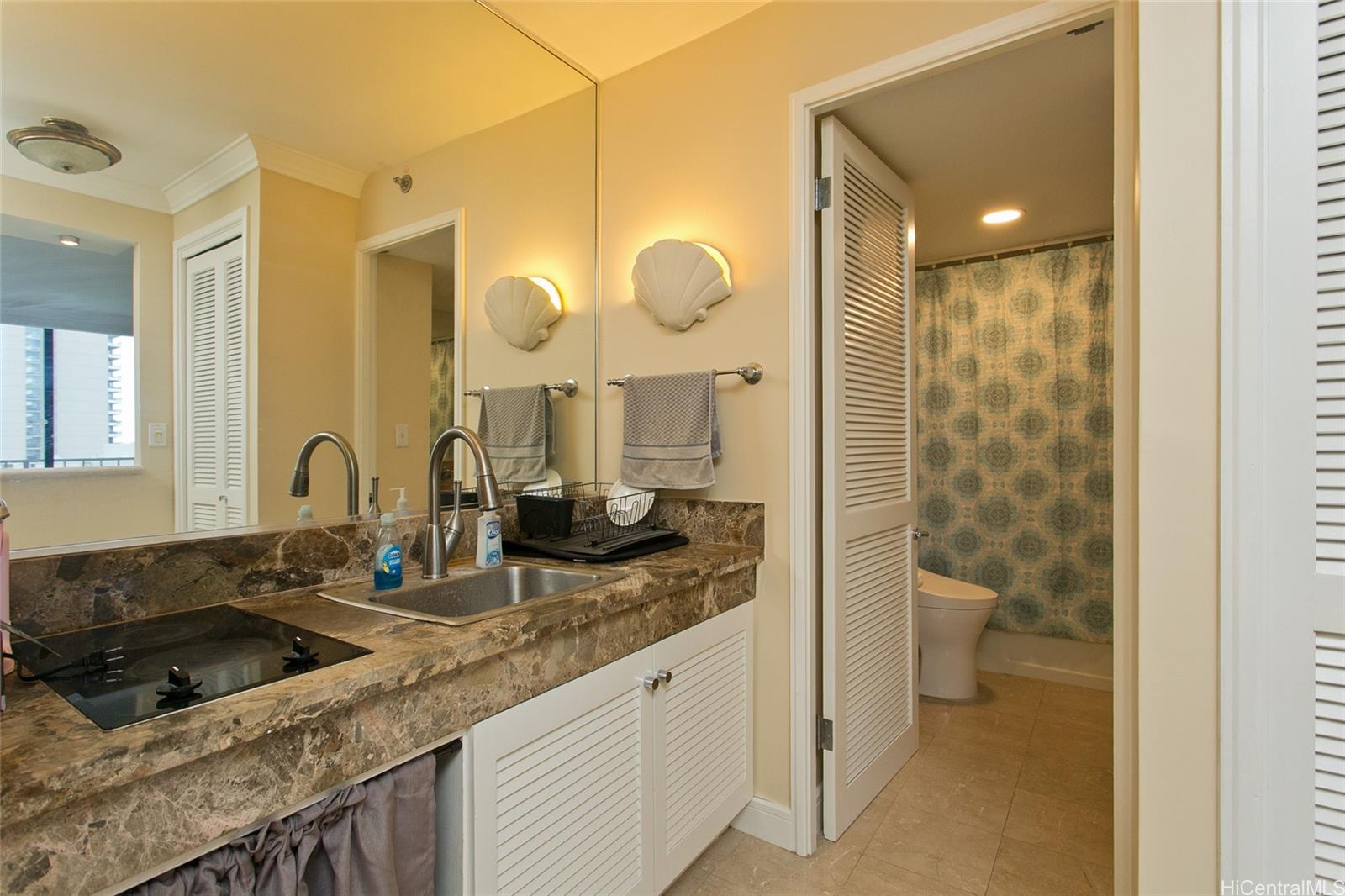 Royal Garden At Waikiki condo # 1705, Honolulu, Hawaii - photo 4 of 18